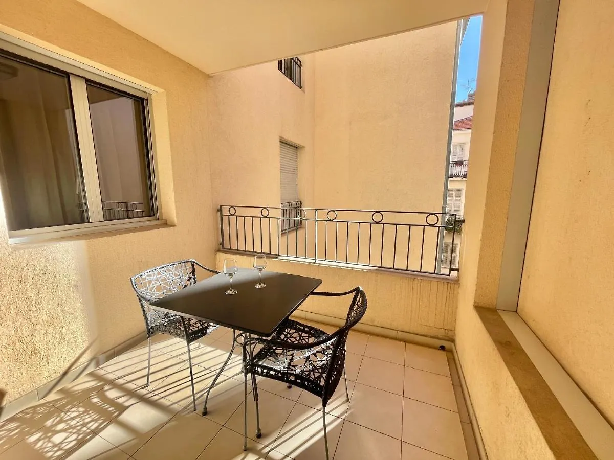 Vieux Port Two Bedroom Apartment A11 戛纳