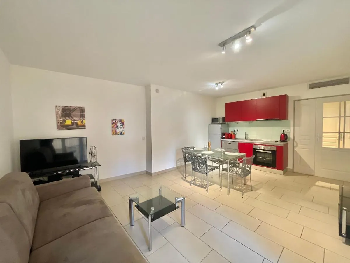 Vieux Port Two Bedroom Apartment A11联系方式